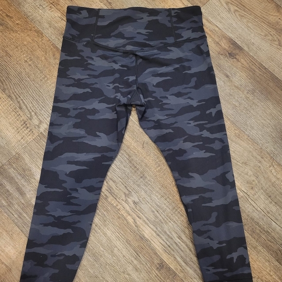 Athleta Pants - Athleta Women's Ultimate Camo Elation 7/8 Tight Leggings Size XL